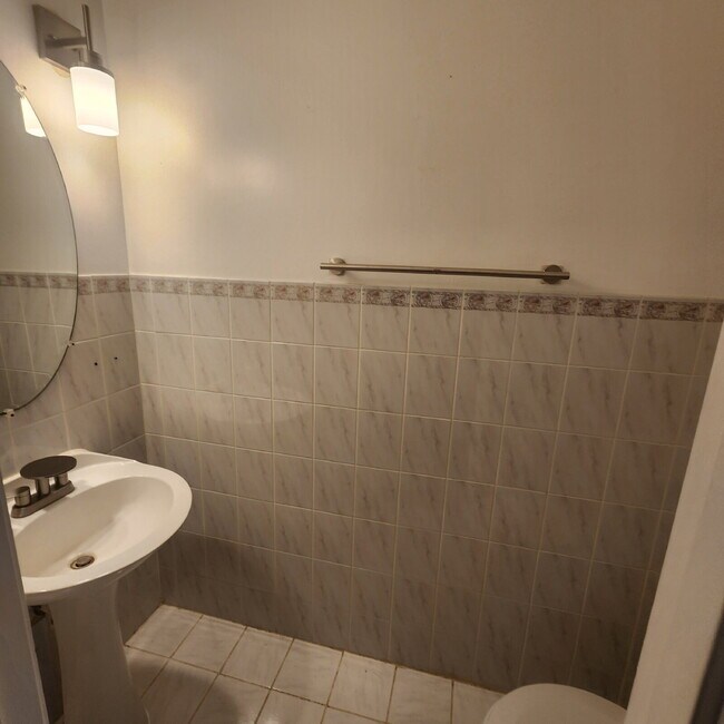 Building Photo - "Charming 3-Bed Townhouse with Finished Ba...