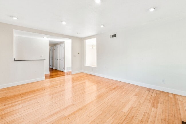 Building Photo - Charming 3-Bedroom, 2-Bathroom Home in Prime North Huntington Beach Location