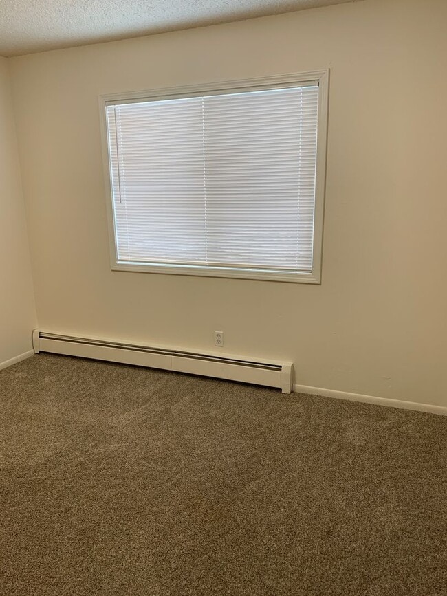 Building Photo - AVAILABLE NOW!! West side - 2 Bdrm, 1 Bath