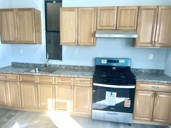 Building Photo - 705 22nd St