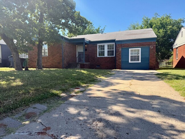 Building Photo - 4 Bedroom home!