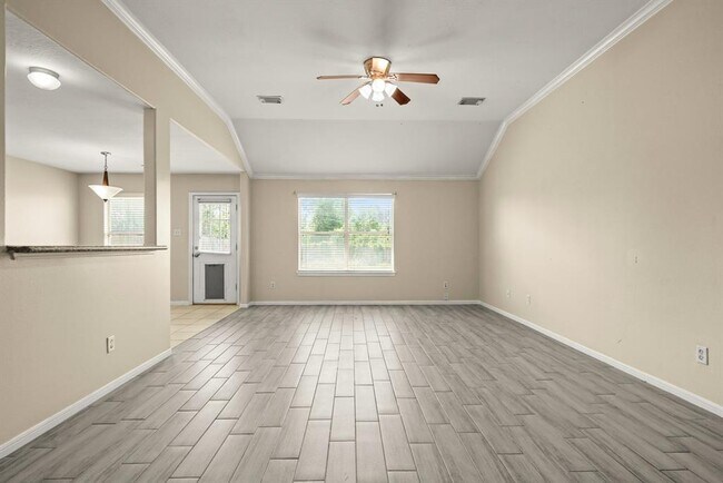 Building Photo - 420 Woodlake Dr