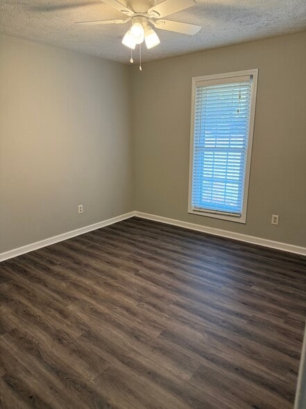 Building Photo - 141 E University Pky