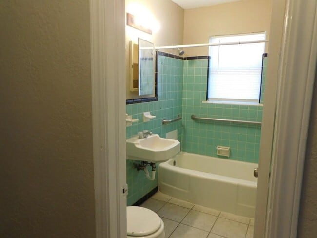 Building Photo - 2207 NW 22nd St