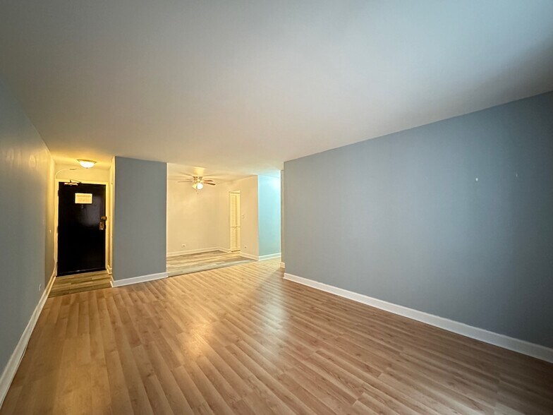 Building Photo - 3825 N Pine Grove Ave