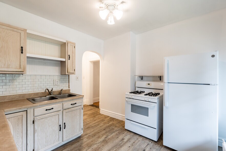 Kitchen - 4412 Erie Ave