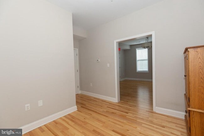 Building Photo - 212 W Burke St