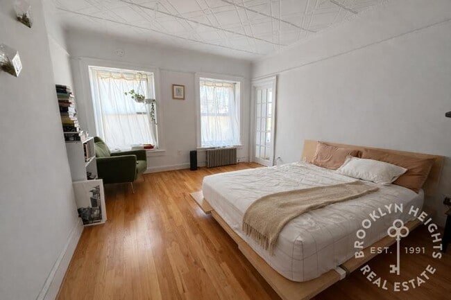 Building Photo - Floor-Through 1BR + Den – Top Floor Brownstone – Sun-Filled – Prime Location