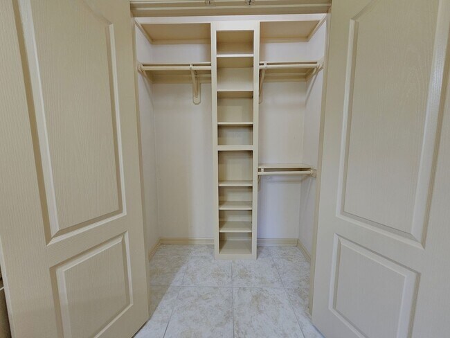 Building Photo - 5618 Ironwood Ct