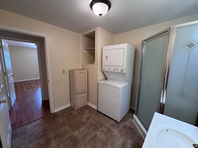 Building Photo - All Inclusive 1 Bed 1 Bath in Hazel