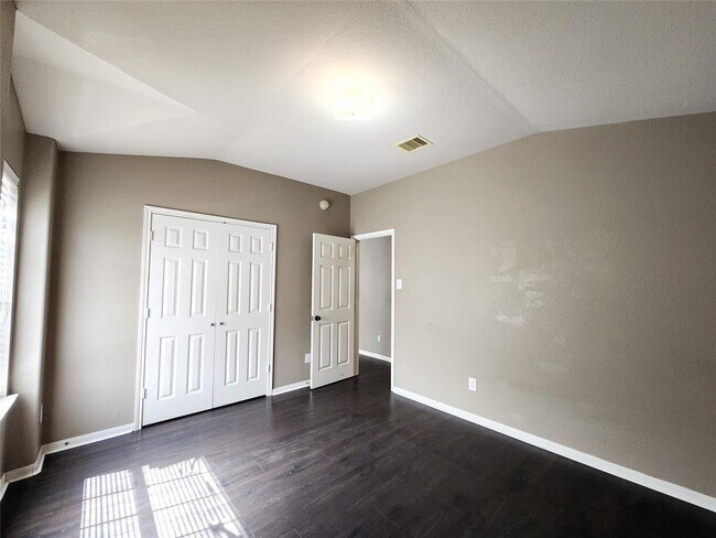 Building Photo - 5827 Eatons Creek Tr