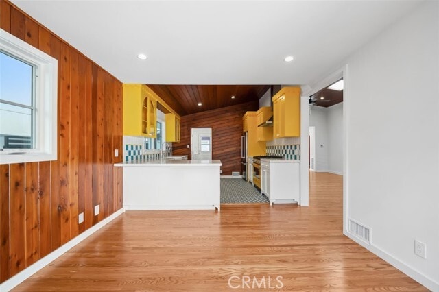 Building Photo - 2549 Beachwood Dr