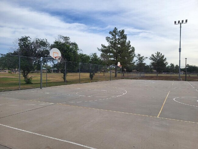 Building Photo - 8213 W Quail Ave