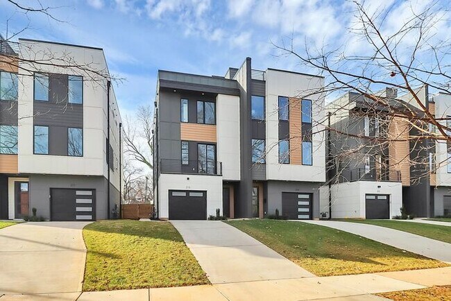 Building Photo - Stunning 3BD/3.5BA Townhome with PRIVATE POOL!
