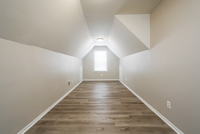 Building Photo - 2802 Knoll View Pl