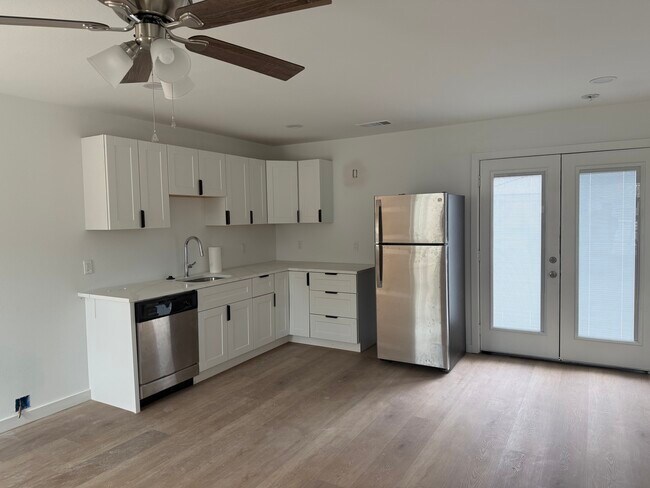 Building Photo - 1019 E Waco Ave