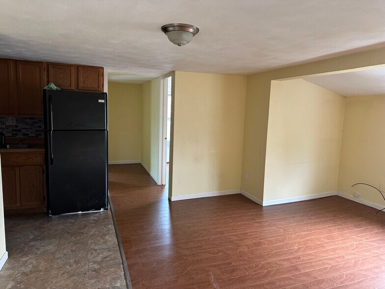 Building Photo - 623 E Lake Ave