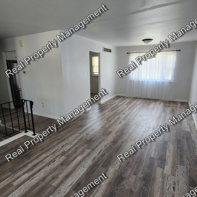 Building Photo - Four Bedroom Bi-Level