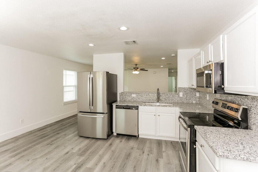 Building Photo - 1725 Vineridge Ln