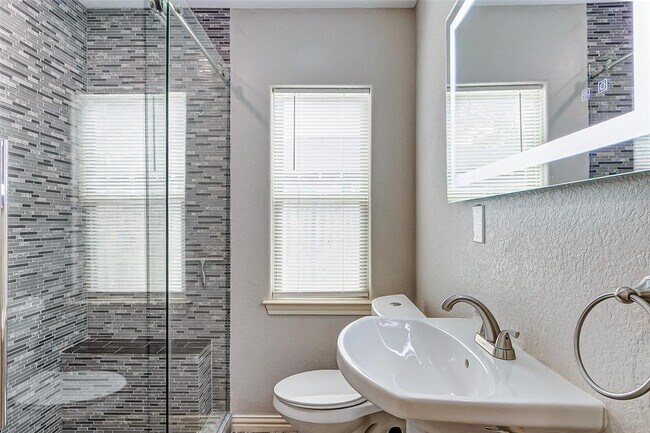 Building Photo - 8020 Bendell Dr