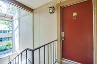Building Photo - Wonderfully Remodeled 2 Bed, 1 Bath Condo w/ In Unit Laundry