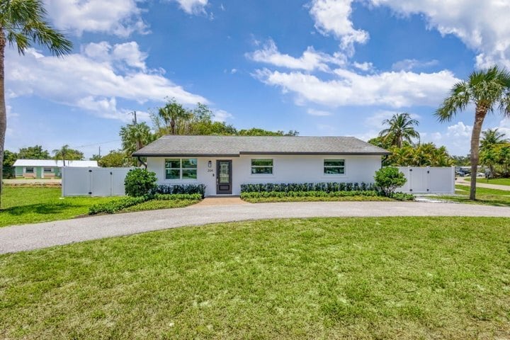 Building Photo - 204 W Whitney Dr