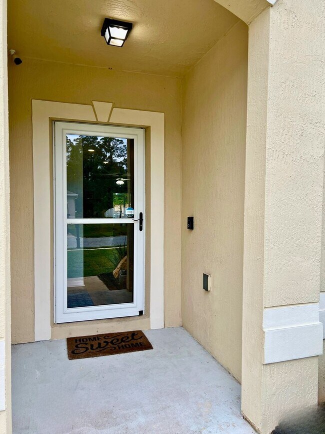 Building Photo - 5 bedroom home with fenced in yard!!!