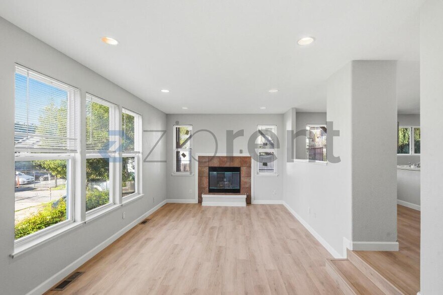 Building Photo - 2124 E 20th St