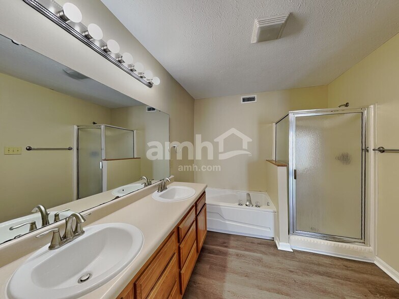 Building Photo - 5943 King Lear Dr
