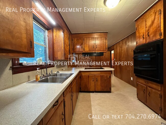 Building Photo - 1396 Shinnville Rd