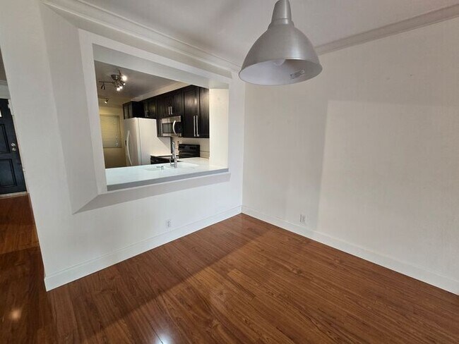Building Photo - Beautiful 2 Bedroom 2 Bathroom Condo in La Jolla / UTC