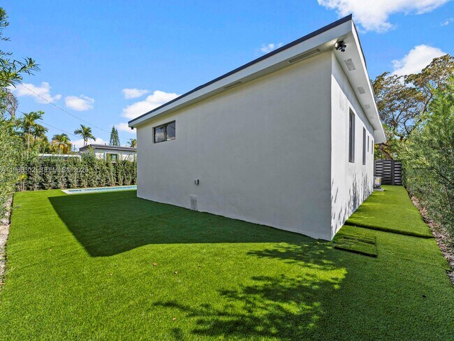 Building Photo - 5841 SW 13th St