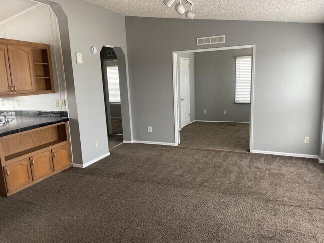 Building Photo - 398 E Hemlock Dr