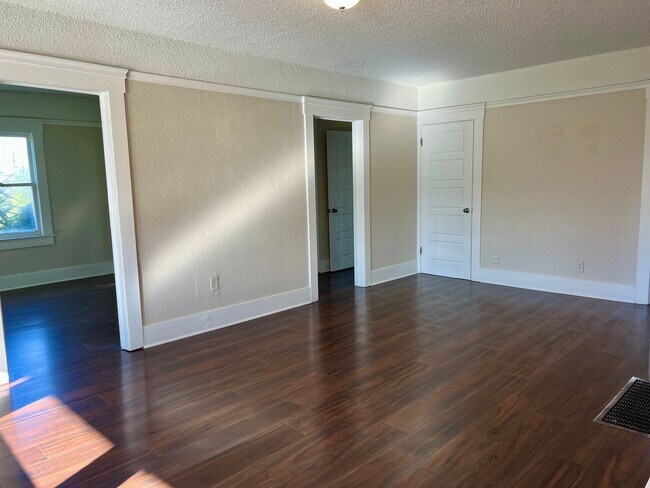 Building Photo - 1042 N Harrison Ave