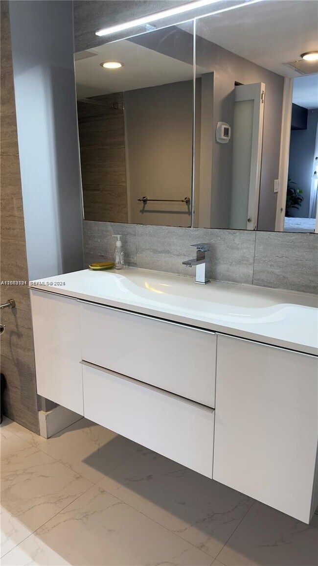 Building Photo - 300 Bayview Dr