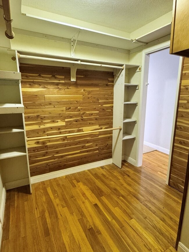 Building Photo - Charming 2-Bedroom Home with Fireplace, Backyard & Garage in Lakewood