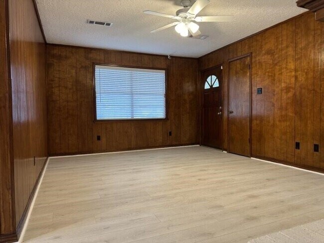 Building Photo - 803 Golf Ct