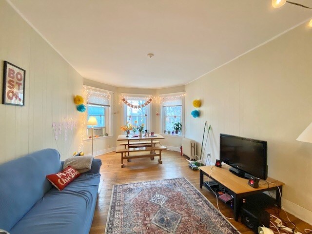 Building Photo - 170 Thorndike St