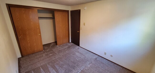 Building Photo - Two Bedroom Apartment in South Salem