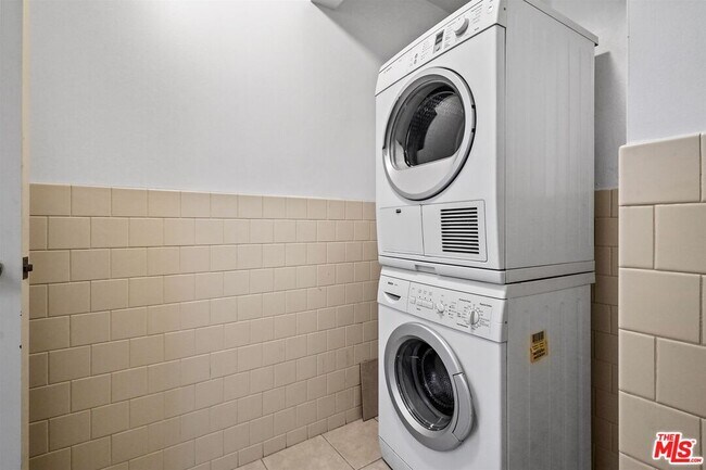 Building Photo - 746 S Los Angeles St