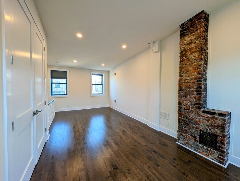 Building Photo - 1118 Titan St