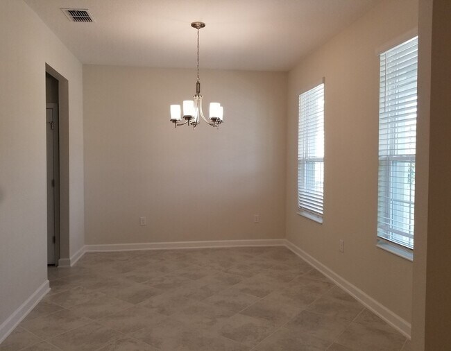 Building Photo - Spacious Oaks at Moss Park Home!