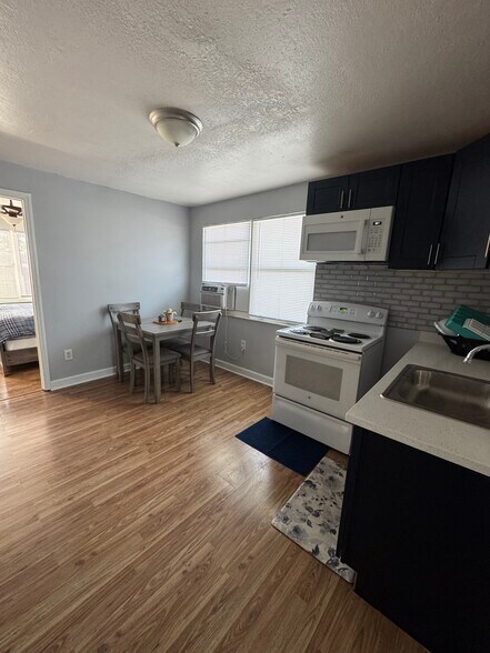 Building Photo - 1558 NE 30th St