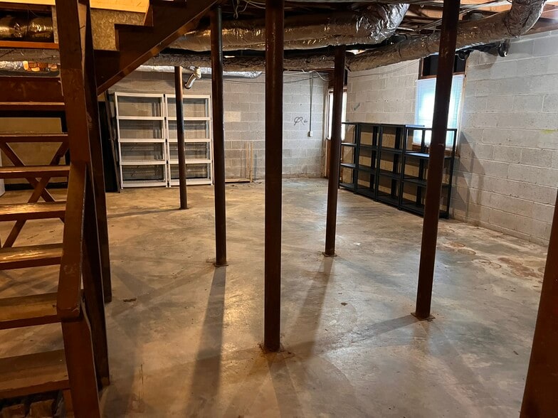 Daylight basement for storage. Previous tenant used area for office and video space. - 1405 Southland Vista Ct NE