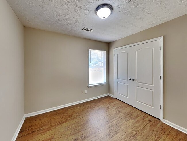 Building Photo - One Month Free! Nice 3 Bedroom Home locate...