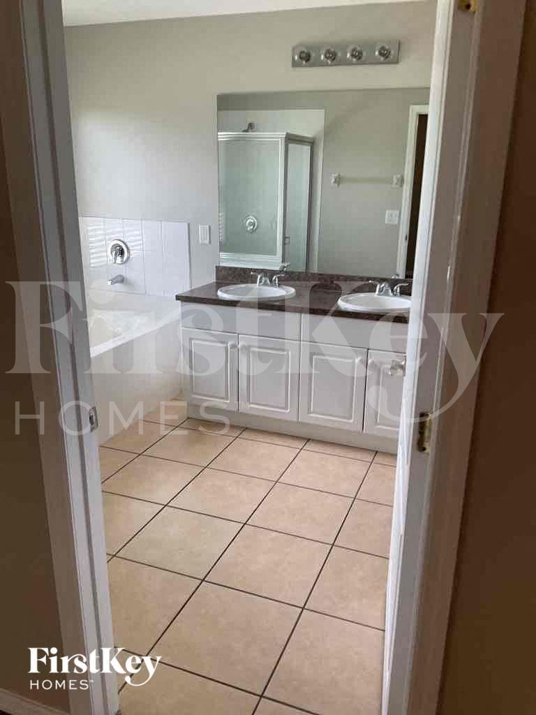 Building Photo - 2047 NE 20th Terrace