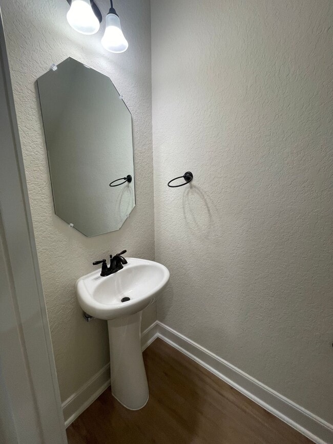 Building Photo - 10214 Lynwood Vlg