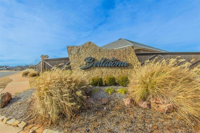 Building Photo - (3) Bed/(2) Bath in Bellatona Addition! Avail NOW!