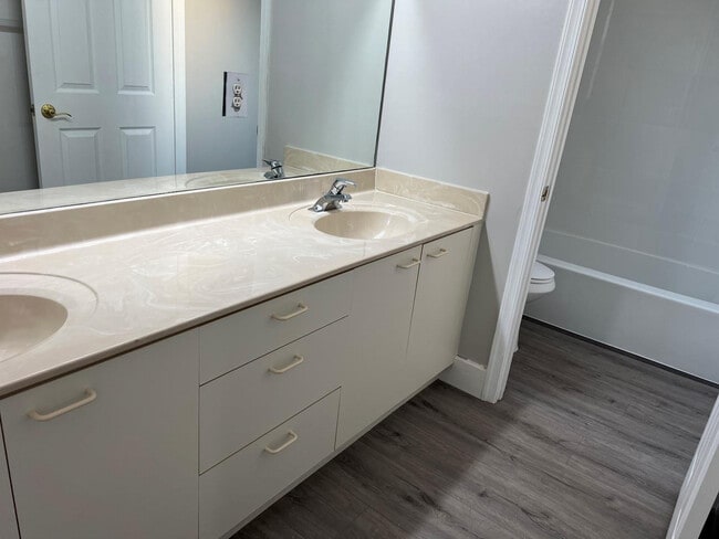 Building Photo - 4926 Ave