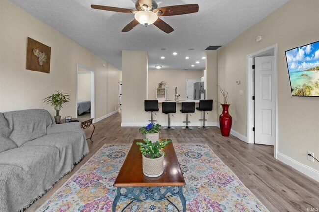 Building Photo - 3BR + Den + Biggest Fenced Yard in Neighborhood
